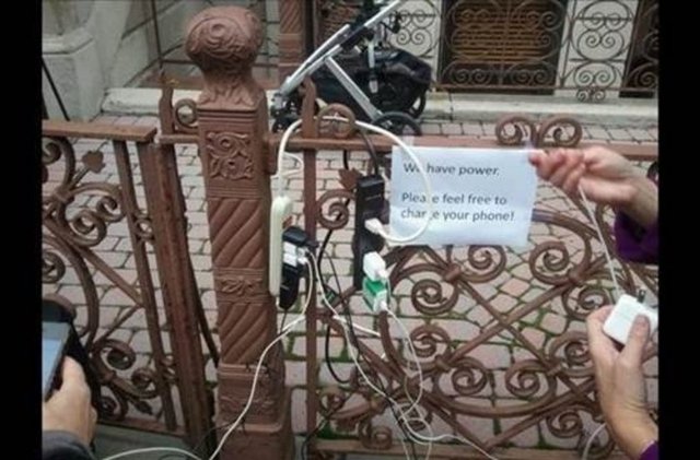 Sandy Kasırgası afetinden sonra Amerika'da bir adam, kapısının önüne mini şarj istasyonu kurdu.