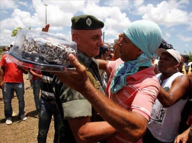 Brezilya'daki bir protestoya müdehale eden general "Dövüşmeyin, en azından benim doğum günümde" diye anons yapınca, protestoculardan sürpriz geldi.