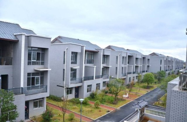 Milyoner işadamı Xiong Shuihua hayrına doğduğu köyü yıkarak lüks villalar yaptırdı.