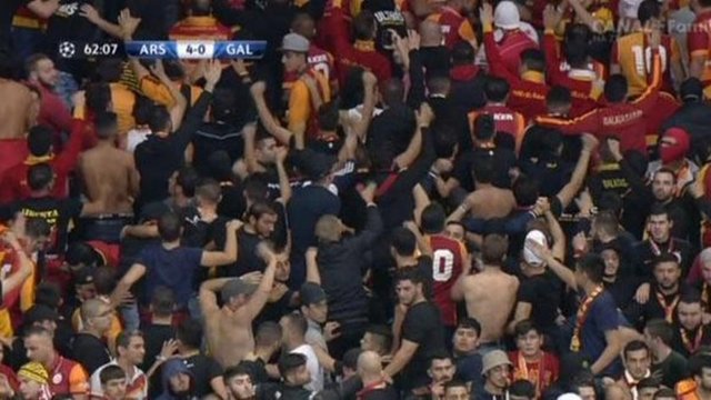 Öte yandan skor 4-0 olunca; Galatasaray taraftarı takıma sırtını döndü.