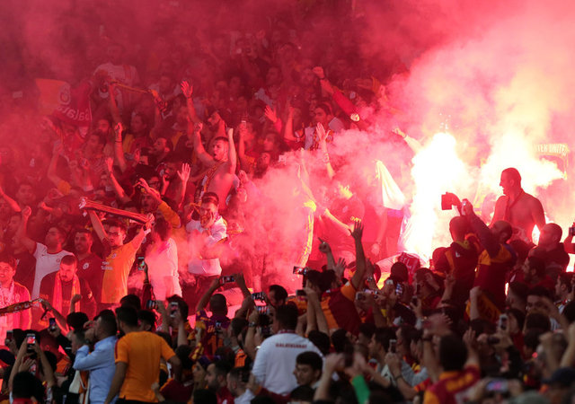 - Arsenal ile Galatasaray arasında oynanan Şampiyonlar Ligi D Grubu maçında sarı-kırmızılı taraftarlar takımlarını yalnız bırakmadı.