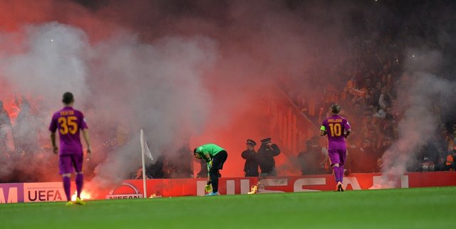 -  - Emirates Stadı'nda Galatasaraylı taraftarlar maçın 36. dakikasında meşaleleri yaktı. Taraftarlar yakılan meşaleleri sahaya atınca maçın hakemi Rochi oyunu durdurdu. -