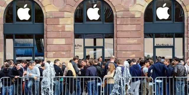 6- Kendini iş adamı olarak tanıtan bir adam, iPhone 5s'in satışa çıkacağı gün oluşan kuyrukta beklemek üzere evsiz insanları dolandırdı. Sözde iş adamı, evsizlere kendisi yerine kuyrukta beklemeleri karşılığında para teklif etti ancak sözünde durmadı.