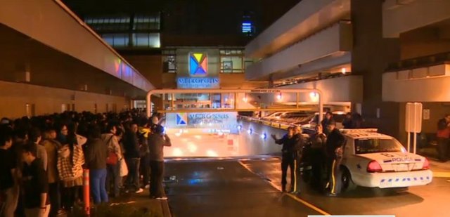 12- iPhone 6 satışa çıktığı gün dünya çapında pek çok Apple Store mağazası önünde kavgalar çıktığı rapor edildi.