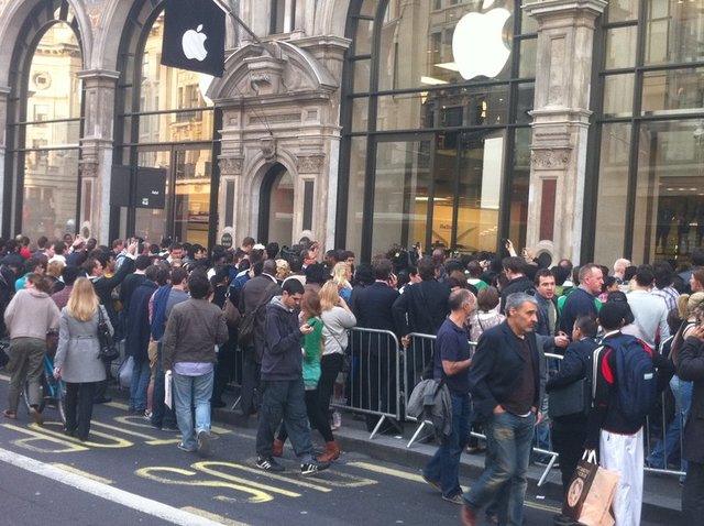 9- iPhone 5s satışa çıktığı gün kuyrukta beşinci sırada bekleyen bir kadın, üçüncü sıraya geçebilmek için 2 bin dolar değerindeki çantasını vermeyi teklif etti.