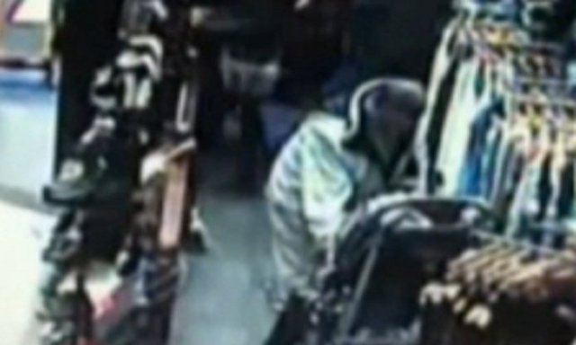 14- 2012 yılında bir alışveriş merkezinin güvenlik kamerasına yansıyan görüntülerde, 20 aylık bebeğin elindeki iPhone'u çalan bir adam tespit edildi.