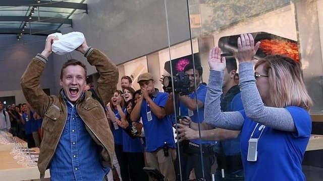 Apple'ın her yeni iPhone tanıtımından sonra telefonun bağımlıları adeta kendinden geçiyor.