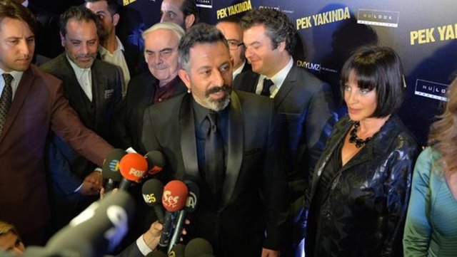 'Pek Yakında' galası izdiham yarattı  - Kanyon AVM'de yapılan galaya oyuncu kadrosu eksiksiz katılırken gecenin sürprizi, Yılmaz'ın davetiyle galaya katılan Ahu Yağtu olmuştu.