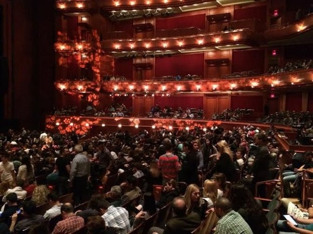 Bu aralar akrabalarınız için siz birer Iphone 6 plus'sınız" diyen Cem Yılmaz, gösterisinin biletinin pahalı olduğu yönündeki şikâyete ise "Pahalı olan ben değilim. İşte bu salon" şeklinde cevap verdi.