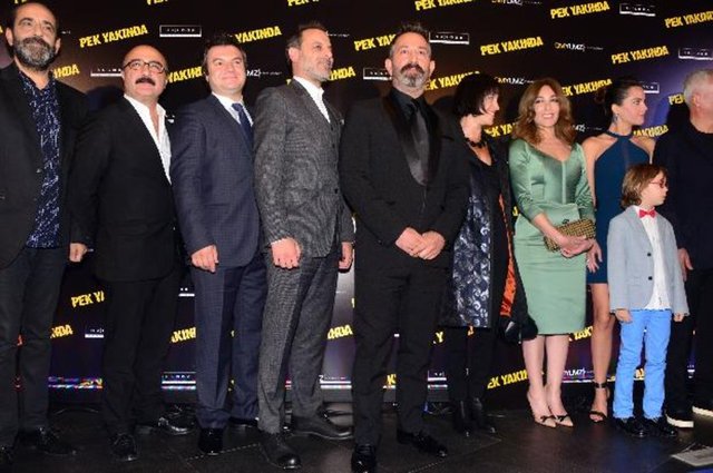 Bugün gösterime giren film için Cem Yılmaz, "Filmi hâlâ izlemeyen arkadaşlarımız vardı, tam kadro bir araya geldik ve filmi izleyeceğiz" demişti.