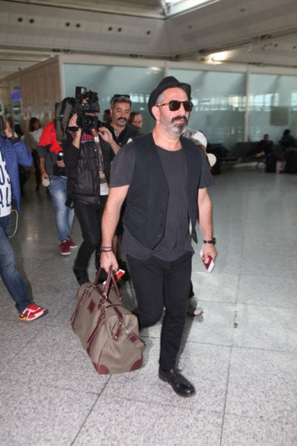 YA PILOT UÇAĞIN AYARLARIYLA OYNARSA? -  - ''Pek Yakında'nın Adana galasına giderken özel uçağın pilotunu dövdüğü yönündeki haberler için ise Cem Yılmaz, "Amerika'ya indim, beni görenler ilk olarak 'Abi pilotu nasıl dövdün?' dedi.