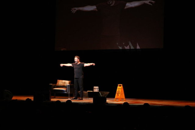 Cem Yılmaz, Tan-Us Organization & Event tarafından düzenlenen 'Standartcy' adlı stand-up gösterisinin ilk ayağını New Jersey'deki Njpac Tiyatro Salonu'nda gerçekleştirirken Amerika'daki Türkleri kahkahaya boğdu.