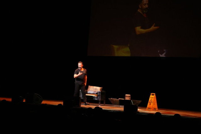 Siyasi esprileriyle Amerika'daki Türklerden büyük alkış alan Cem Yılmaz, kadınlar, oğlu Kemal ve abisi Can Yılmaz ile ilgili yaptığı şakalarla kendisini izlemeye gelenlere büyük keyif verdi. -