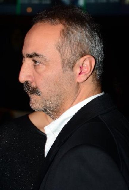 Yılmaz Erdoğan, konuk oyuncu olarak rol aldığı filmin galasında Cem Yılmaz'ı yalnız bırakmamıştı. Geceye Demet Akbağ ile birlikte katılan ikili "Filmin konusu ve kadrosu zaten her şeyi anlatıyor. Umarım hepimizin severek izleyeceği bir film olur" demişti.