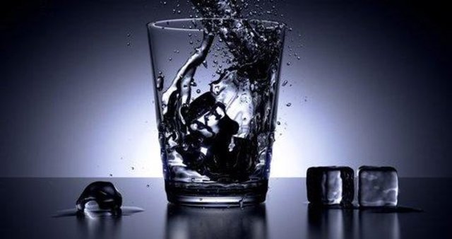 Su içmek için sadece bir bardağınız ya da şişeniz olsun.