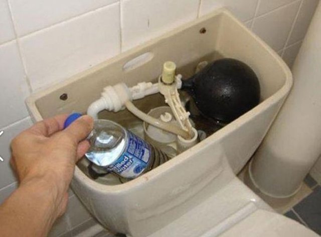 Sifonun içine pet şişe yerleştirin. Böylelikle su haznesi azalmış olur.