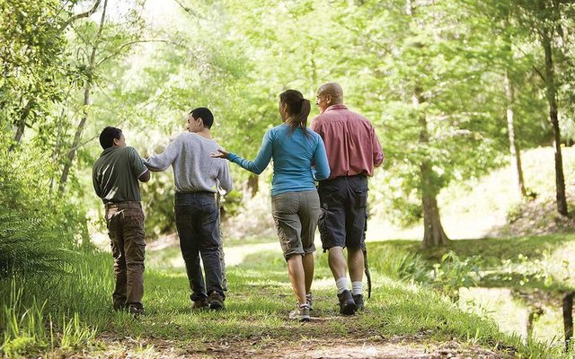 Hareket etmeyi ihmal etmeyin. Gün içerisinde yarım saat süresince yapacağınız kısa yürüyüşler daha sağlıklı ve rahat bir bayram geçirmenizi sağlayacaktır."