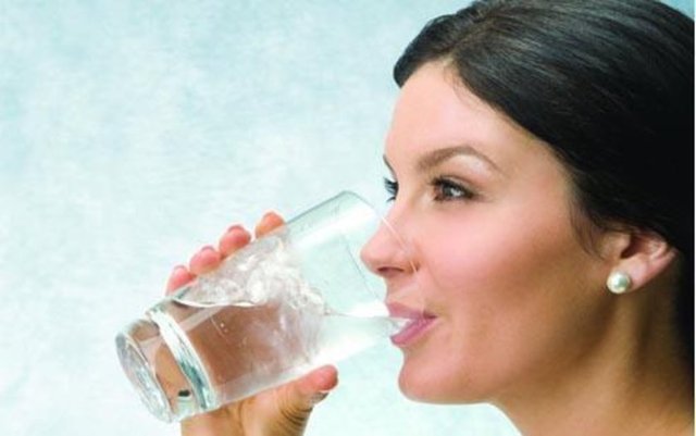 Yemek yemeğe başlamadan 10-15 dakika önce mutlaka 2 bardak su için. Bu daha az yemek tüketmenizi sağlayacaktır.