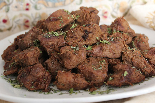 Kurban Bayramı sürecinde fazla et ve tatlı tüketiminin mide, kalp hastalıkları, sindirim problemleri ve kilo alımı gibi ciddi sağlık sorunlarını beraberinde getiriyor.