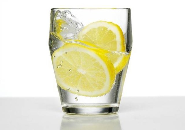 "Bayram sabahına ılık ve içine 1-2 damla limon damlatılmış su ile başlayabilirsiniz.