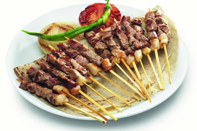 Bu, hem etin sertleşmesine ve yeterli lezzetin alınamamasına hem de sindirim problemlerine neden oluyor.