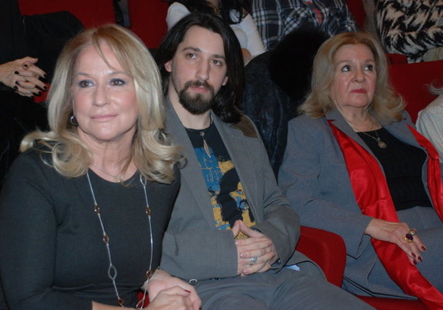 Annemin eşi babama çok sahip çıktı. Varını yoğunu ortaya koydu ve benim hayatımda çok önemli bir insan oldu. O kadar güvenilir bir insanı çok fazla görebileceğimi düşünmüyorum.  -