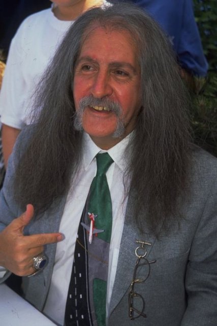 Babamın vefatından önce belirli işlere girmiştik. Dairelerimiz vardı, ailecek maddi anlamda genişliyorduk, babamın araba koleksiyonu vardı.