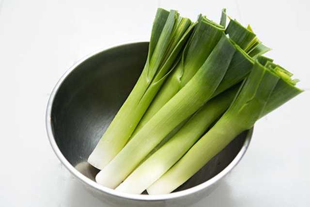 Pırasada büyük ölçüde A vitamini bulunur. Aynı zamanda zeaksantin ve lutein de bulunur ki bunlar akciğer kanseri ve ağız kanseri riskini düşürür.