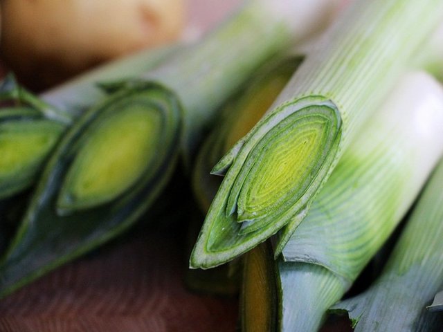 İçeriğindeki K vitamini sayesinde kemiklere oldukça faydalıdır.