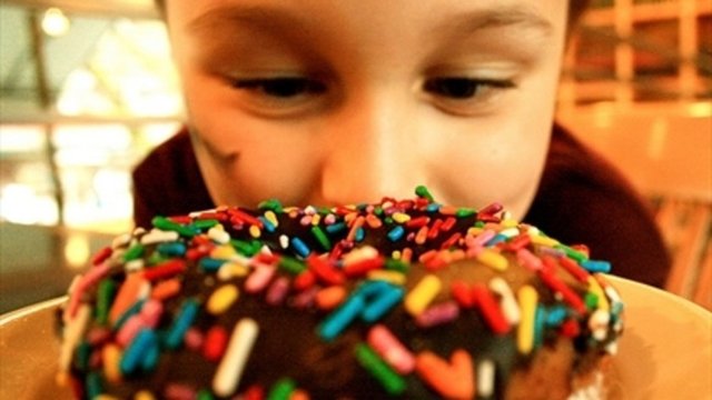 6- Atıştırmalık zulanızı açın: Aslında yalnızca bayram gibi özel günler için değil, her zaman beklenmedik misafirlerin gelme ihtimalini düşünerek çayın yanında ikram edilecek meyve suyu, kek, kraker gibi atıştırmalıklar bulundurmanızı öneririz.