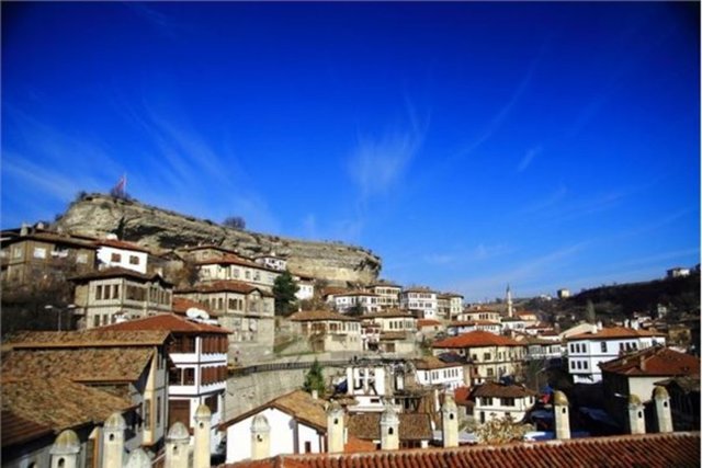 Safranbolu - Gezmeye doyamayacağınız Batı Karadeniz'in bu güzel kasabasında dilerseniz akülü araba kiralayarak çeşmeleri, binaları ve Safranbolu'nun dar sokaklarını gezebilirsiniz. Yörük köyünde de kısa bir keşfe çıkabilirsiniz.