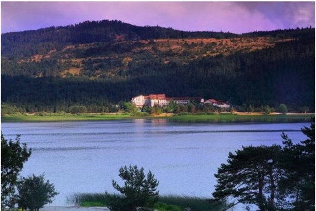 Abant Gölü - Eğer tatilinizi yeşillikler içinde geçirmek istiyorsanız Bolu Abant bunun için biçilmiş kaftan. İstanbul'a 300 km mesafede olan Abant, İstanbul'un gürültüsünden uzakta doğayla başbaşa tatil geçirebileceğiniz bir yer.