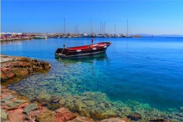 Bozcaada - Tarih kokan sokaklarıyla özdeşleşmiş küçük bir balıkçı kasabası olan Bozcaada insanlarıyla, havasıyla, manzarasıyla bambaşka bir yer. Merkezde yer alan Bozcaada Kalesi gezilmeye değer.