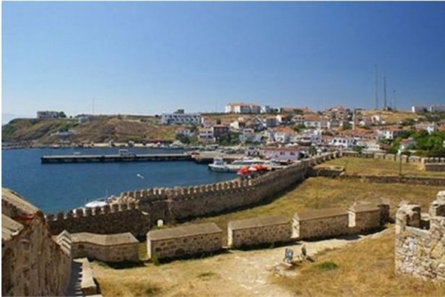 Bozcaada - Bozcaada sokaklarında vereceğiniz yemek molasına hiç pişman olmayacaksınız. Her türlü meze ve ev yemeklerinin olduğu Bozcaada'da yemek yemek ayrı bir keyif olacak.