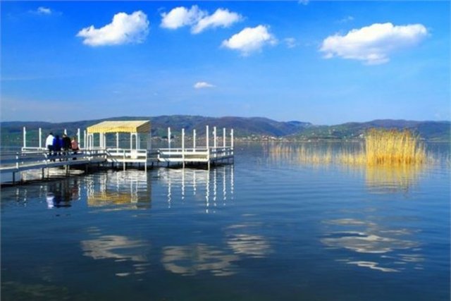 Sapanca - Sapanca Gölü 16 km uzunluğunda. Etrafında 76 köy olan Sapanca outdoor sporlara meraklılar için oldukça uygun bir yer. Çarşıda gezebileceğiniz 1554 yapımı Rüstem Paşa Camii'nin yanı sıra yüz küsur yıllık Limonlu Kahvesi'ni çok seveceksiniz.