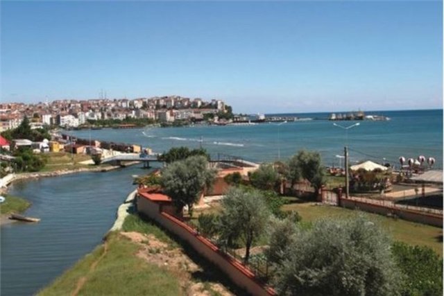 Silivri - Liman içinden kiralayabileceğiniz teknelerle Silivri'de sahil boyunca gezebileceğiniz gibi tarihe tanıklık etmiş Piri Mehmet Paşa Camii'ni, Mimar Sinan Köprüsü'nü ve heykelini de görme imkanı bulabilirsiniz.