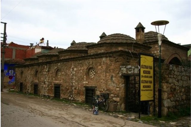 İznik - Florası, mimarisi, el sanatları, türbeleri ve tarihi eserleriyle büyüleyici güzelliklere sahip olan İznik tatilinizi dolu dolu geçirmek için iyi bir seçim olacak.