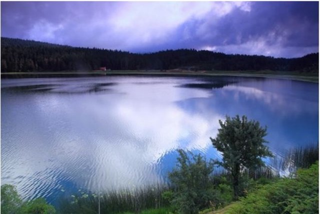 Abant Gölü - İklimin her beş kilometrede değişim gösterdiği bu cennet mekanda göl etrafında fayton turu yapabilir, bisikletle gezintiye çıkabilir ya da köylerden kiralayacağınız atlarla eğlenceli vakit geçirebilirsiniz.