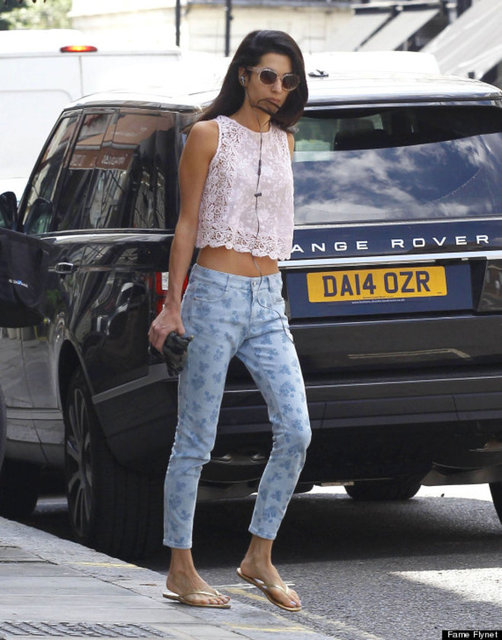Şık topuklarını kimi zaman distressed bir Jean ile kombinliyor, kimi zaman skinny jean'ini gold renkli sandalları ile hareketlendiriyor.