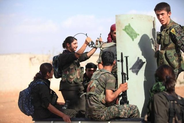 İşte, Nupelda da, Kobani'de IŞİD'e karşı elinde silah çarpışan binlerce kadından biri.