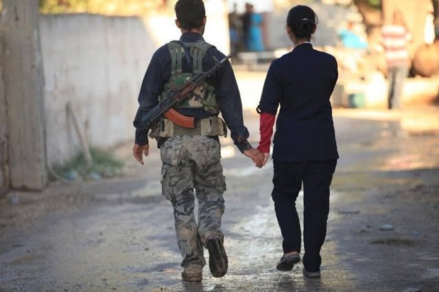 O telefonda anlatırken arkadan silah sesleri geliyordu. Söyledikleri, adının çağrıştırdıklarından farklı: "Kobani'yi yeni duymuş olabilirsiniz. Ama burada kadınların tarihi hep direnişle geçmiştir..."