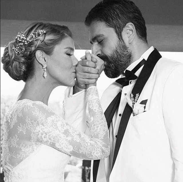 Ergen, son paylaştığı fotoğrafın altına, "Biz evlenirken birbirmizin ayağına basmak yerine, birbirimizin elini öptük..