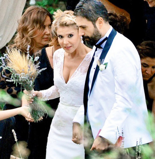 Ünlü şarkıcı Gülben Ergen, Habertürk TV Genel Yayın Yönetmeni Erhan Çelik'le evlenmesinden sonra Instagram hesabından bazı düğün fotoğraflarını paylaştı.