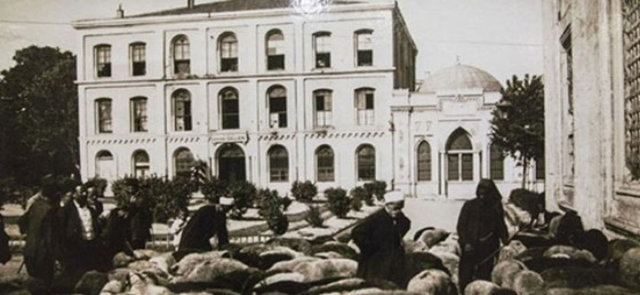 Araştırmacı-yazar Mustafa Armağan, devletin ileri gelenlerinin (ekabir) konaklarında Kurban Bayramı merasimleri kapsamında zilhicce ayı (kurbanın kesildiği ay) yaklaşınca,