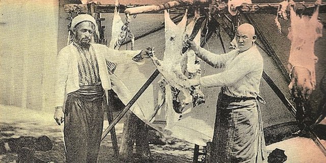 Kişi eğer zenginse, yalnız kendine değil bunun yanında eşi, çocukları ile gelin ve damat gibi yakın akrabasına, merhum olan baba ve vâlidesine veya yine vefât etmiş hanım ve...