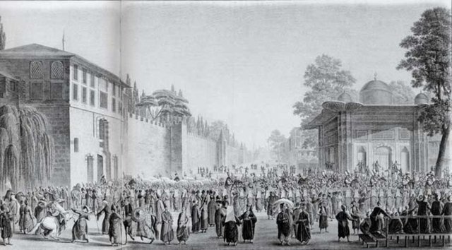 Sonra verileceklerin isimleri ufak kâğıtlar üzerine yazılarak dürülür ve bir çocuk eliyle bu kâğıtlar, 7'ye ayrılmış olan etlerin üzerine konurdu. Daha sonra isimleri okununca herkes etini alır, ellerindeki kaplara koyarak evlerine götürürlerdi.