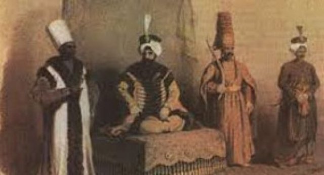 namazdan sonra doğru evinin bahçesine gelir, kurbanlıklar için kazılmış çukurların başındaki buhurdanlıklardan tüten ve kan kokusunu bastırmaya yarayan güzel kokular arasında tekbir getirerek...