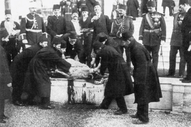 Armağan, kurban etlerinin üç parçaya bölündüğünü aktararak, bir  parçanın eve ayrıldığını, diğer iki parçanın da medrese talebelerine, karakoldaki askerlere, dul ve kimsesiz kadınlara, bekçilere, tulumbacılara dağıtıldığını kaydetti.