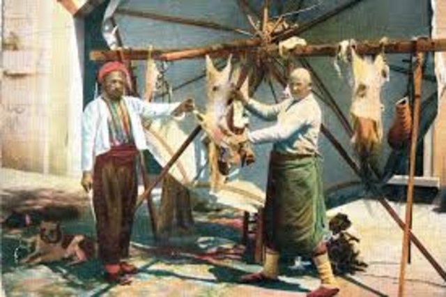 Kurdelenin diğerlerinden ayırt etmek için ölülerin ruhlarına kesilecek kurbanlıklara takıldığını da biliyoruz'' diye konuştu.        -  - Eskiden hane sahibinin kurbanını kendisinin kesmesinin adetten sayıldığını aktaran Armağan, konuşmasını şöyle sürdürdü: