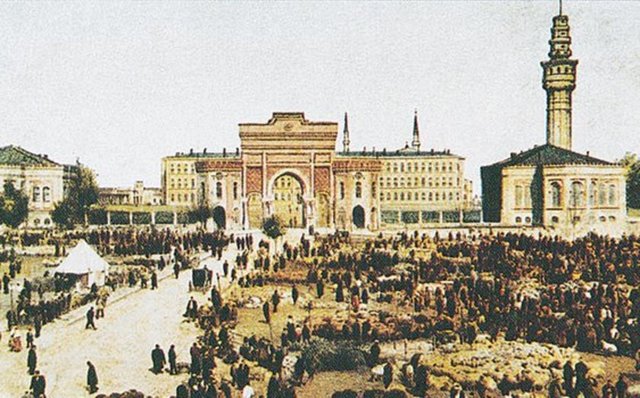 Hoşaftan oluşan bir yemek getirilirdi. O gün sofrada turunç reçeli bulundurmak kibarlık âdetlerindendi.